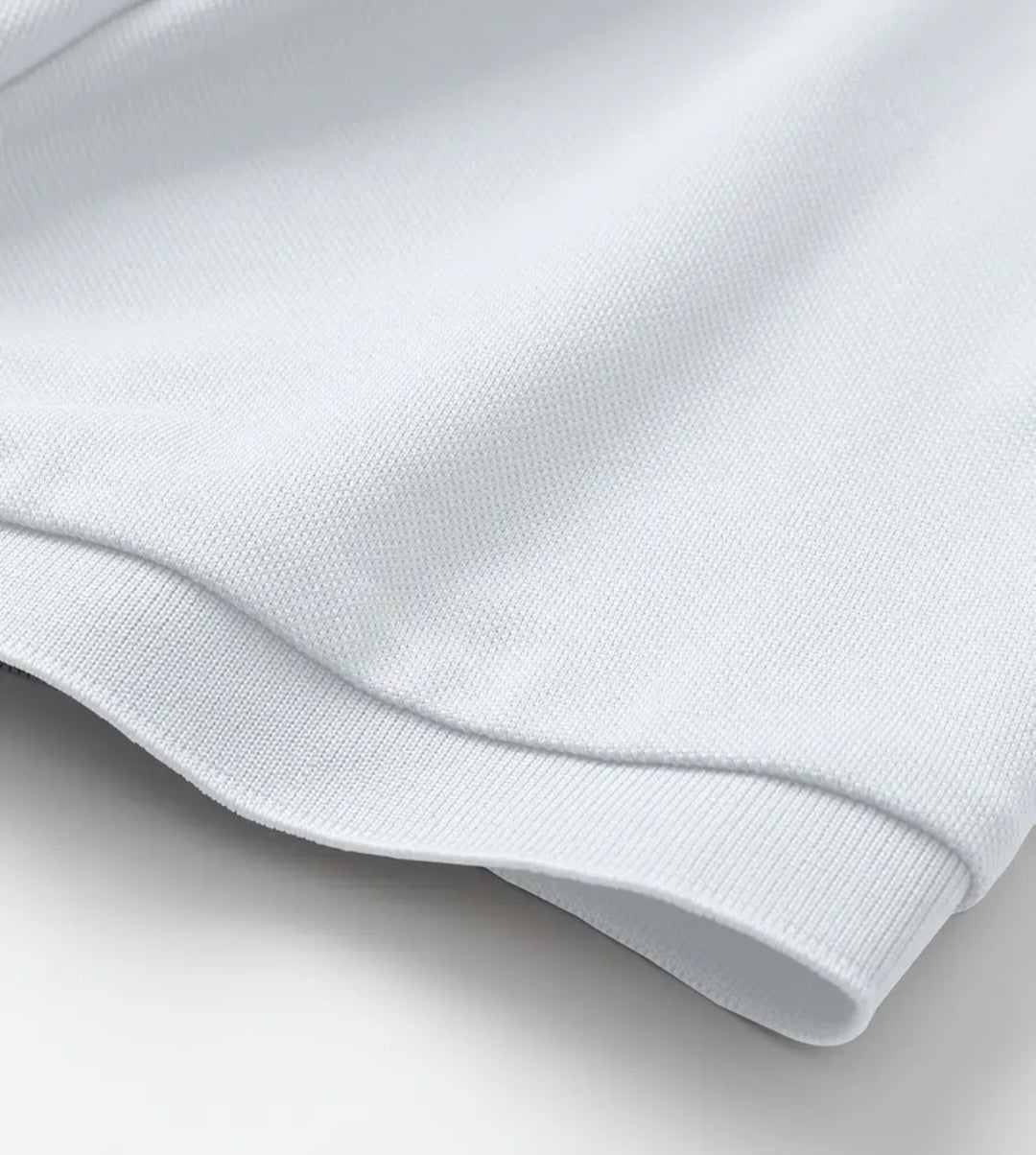 Camiseta polo color blanco unbound.