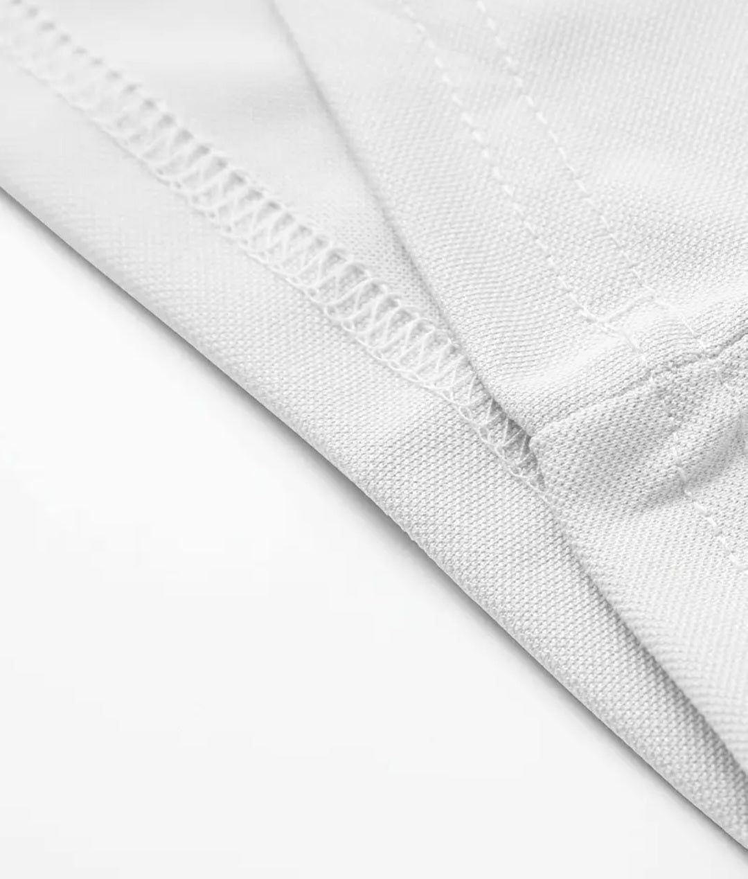 Camiseta polo color blanco unbound.